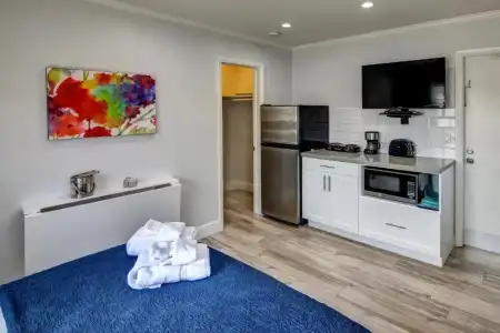 May-Dee Suites - 21