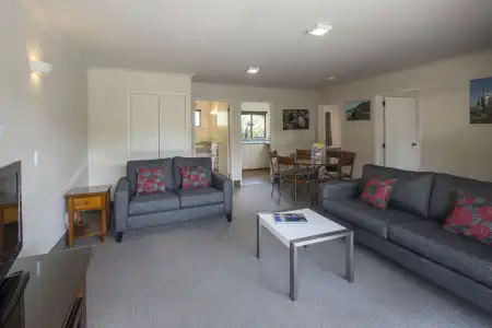 Commodore Motels - 11