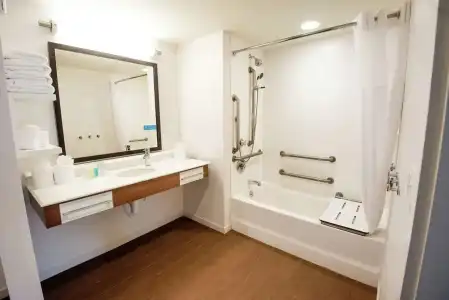 Hampton Inn and Suites Manchester - 26
