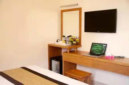 Nik Pham Ngu Lao - 18