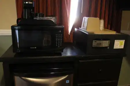 Paradise Inn & Suites - 13