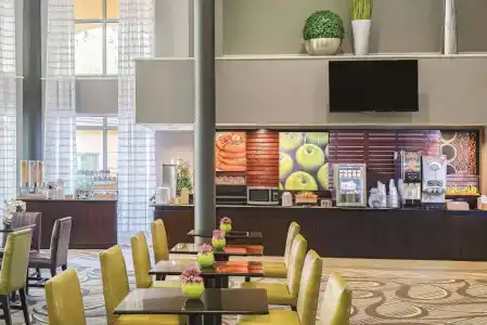 La Quinta Inn & Suites by Wyndham Univ Area Chapel Hill - 11