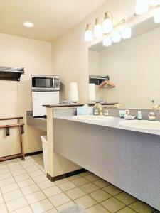 Breakers Boutique Inn - 129