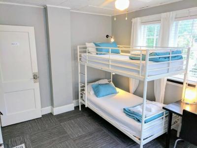 The Wayfaring Buckeye Hostel - 12