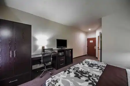Sleep Inn & Suites Tulsa Central I-44 - 4