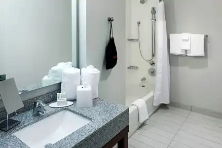 Courtyard by Marriott Richmond Downtown - 35