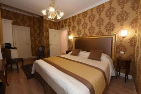 Romantic Escapade in Venice - 36