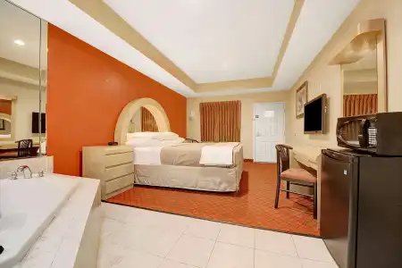 Days Inn & Suites by Wyndham Niagara Falls/Buffalo - 2