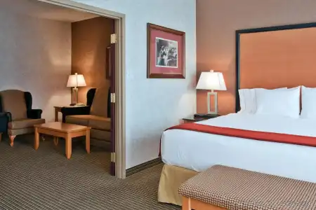 Holiday Inn Express & Suites Calgary S-Macleod Trail S by IHG - 6