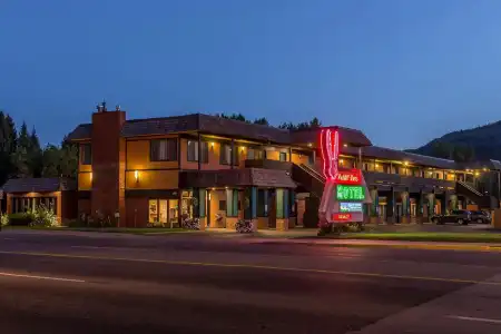 Rabbit Ears Motel - 6