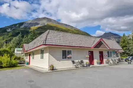 Trailhead Lodging - 53