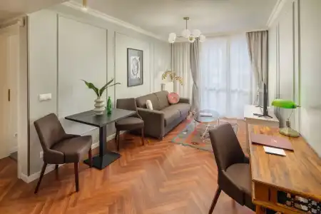 Queen's Court & Residence - 205
