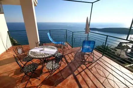 Lighthouse Apartments - 5