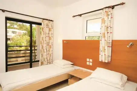 Coliseum Studios & Apartments - 24