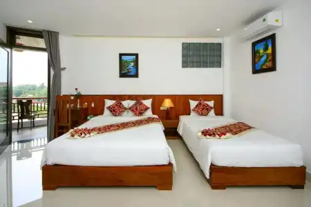 Threeway Riverside Villa - 23