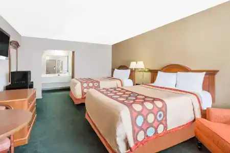 Super 8 Greensboro - 3