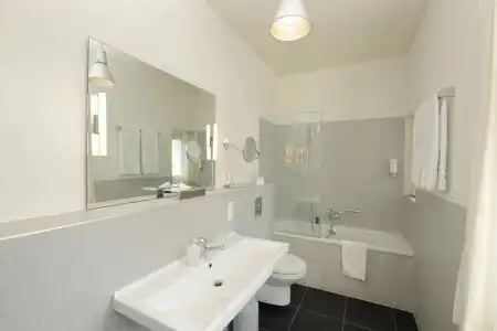 Alma - Boutique hideaway by the lake with rooftop and ladies-only wellness - 10
