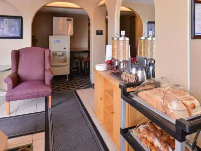 Econo Lodge Motel Village - 10