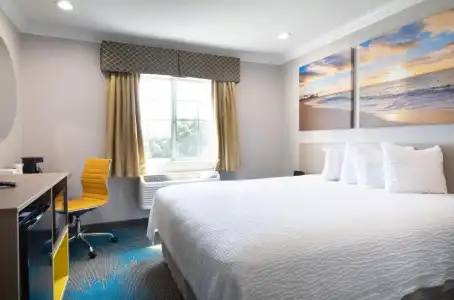 Days Inn by Wyndham Santa Monica - 30