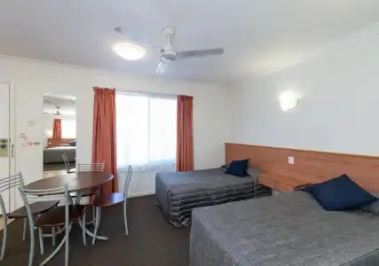 Riviera on Ruthven Motel - 92