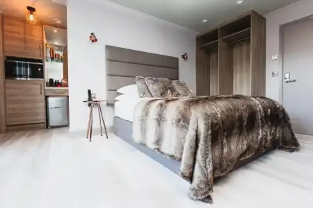 Clarendon Suites - 27