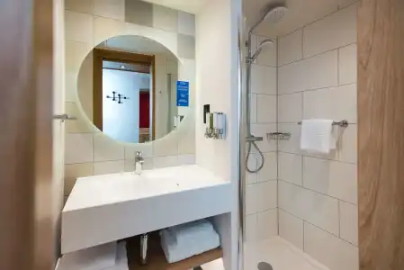 Hampton by Hilton London Park Royal - 8