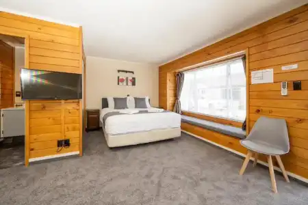 Tudor Park Motel - 100