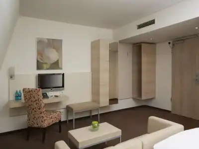 H+ München - 1