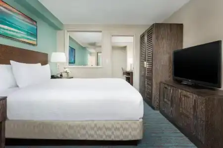Courtyard by Marriott Waikiki Beach - 37