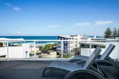 Rolling Surf Resort - 305