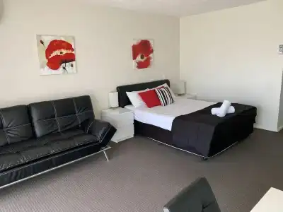 Outrigger Burleigh - 140