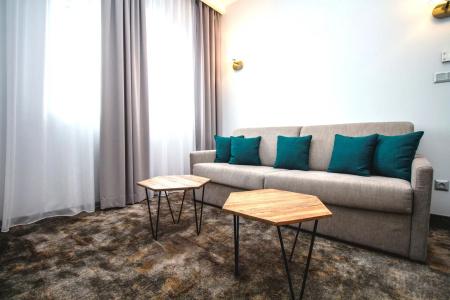 Best Western Plus Premium Inn - 77
