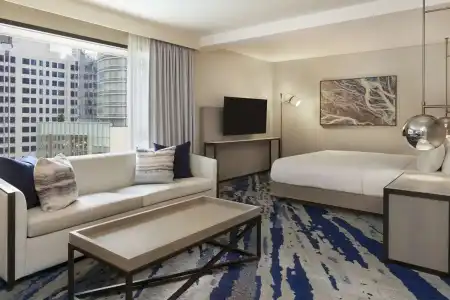 Hilton - 82