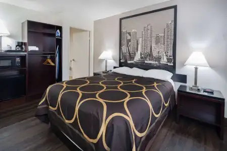 Super 8 by Wyndham San Diego Circle - 5