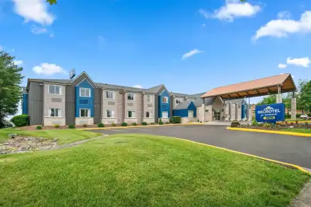 Microtel Inn & Suites by Wyndham Lexington - 0