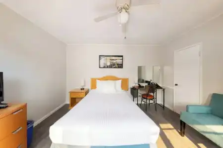 2400 Motel - 26