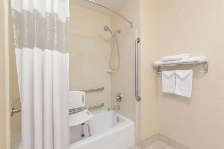 Howard Johnson by Wyndham Bakersfield - 5