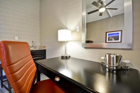 DoubleTree by Hilton Phoenix North - 41