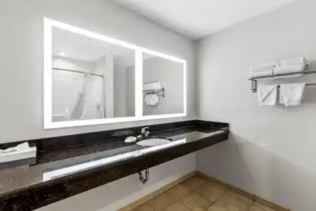 Days Inn & Suites by Wyndham Lakeland - 125