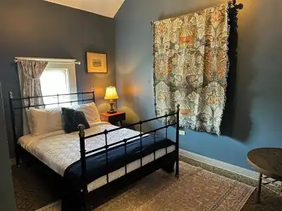 HI Sacramento Hostel - 52
