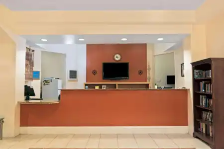 Super 8 by Wyndham Austin/Airport South - 1