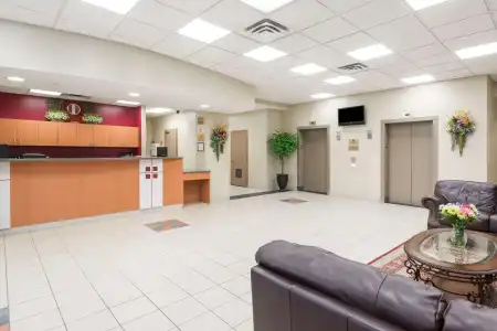 Super 8 Mississauga - 4