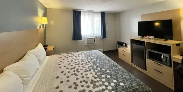 Econo Lodge Motel Village - 72