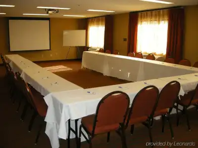 Holiday Inn Express & Suites Minneapolis – West End by IHG - 10