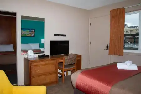 Bowmont Motel - 69