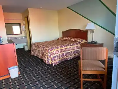 Econo Lodge - 19