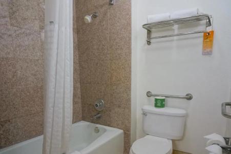 Howard Johnson by Wyndham San Diego Circle - 26