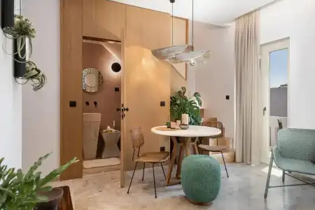 Nyx Chic Manor - 36
