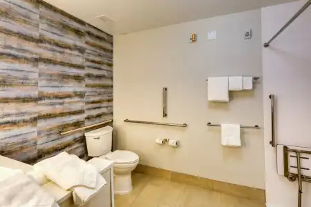 Holiday Inn Express & Suites Charlotte - South End by IHG - 7