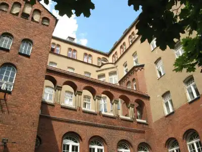 Three Little Pigs Hostel - Your Berlin Castle - 0